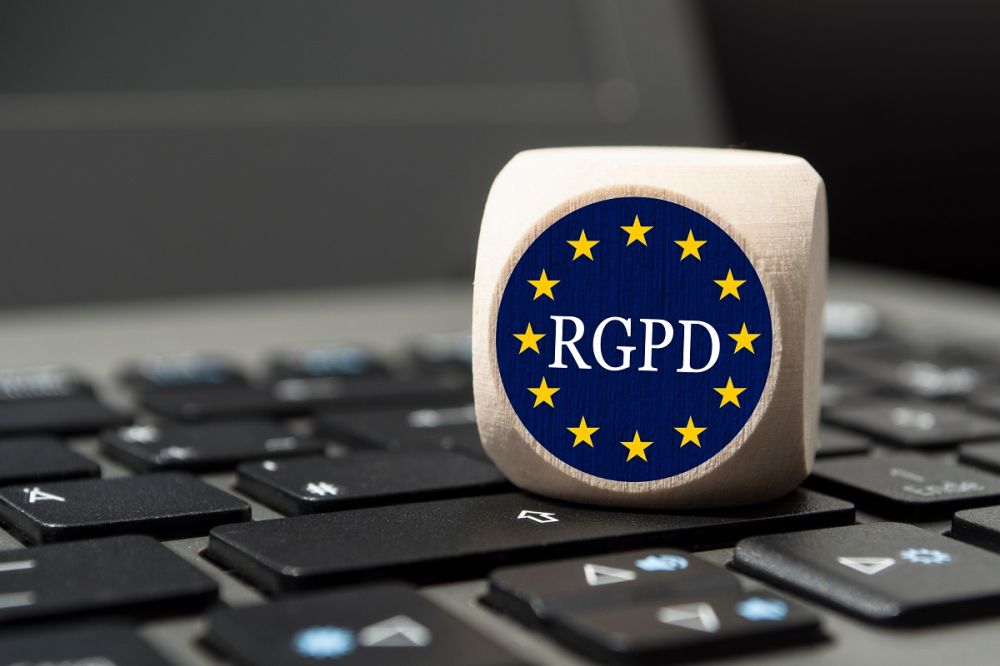 Logo du RGPD avec le drapeau européen et un clavier