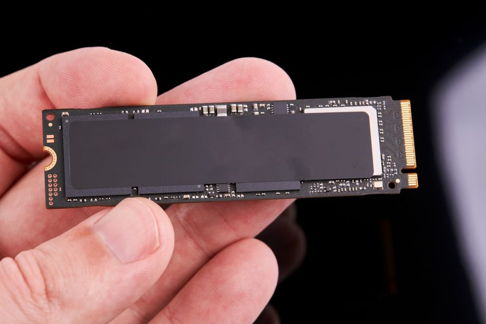 Une main qui tient un SSD